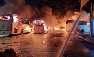 שרפת אוטובוסים בצפת (צילום: דוברות כבאות והצלה)