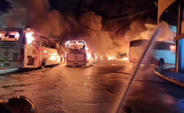 שרפת אוטובוסים בצפת (צילום: דוברות כבאות והצלה)
