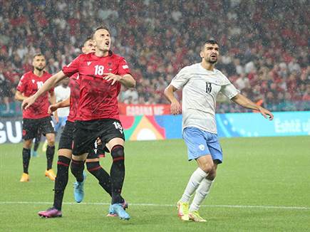 גשם זלעפות שטף את הדשא במחצית הראשונה (אודי ציטיאט)