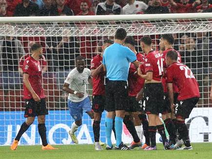 רגע לפני ההפסקה, הפורטוגלי שוב פסק לפנדל (אודי ציטיאט)