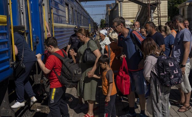 אזרחים נמלטים מהלחימה במזרח אוקראינה (צילום: AP)