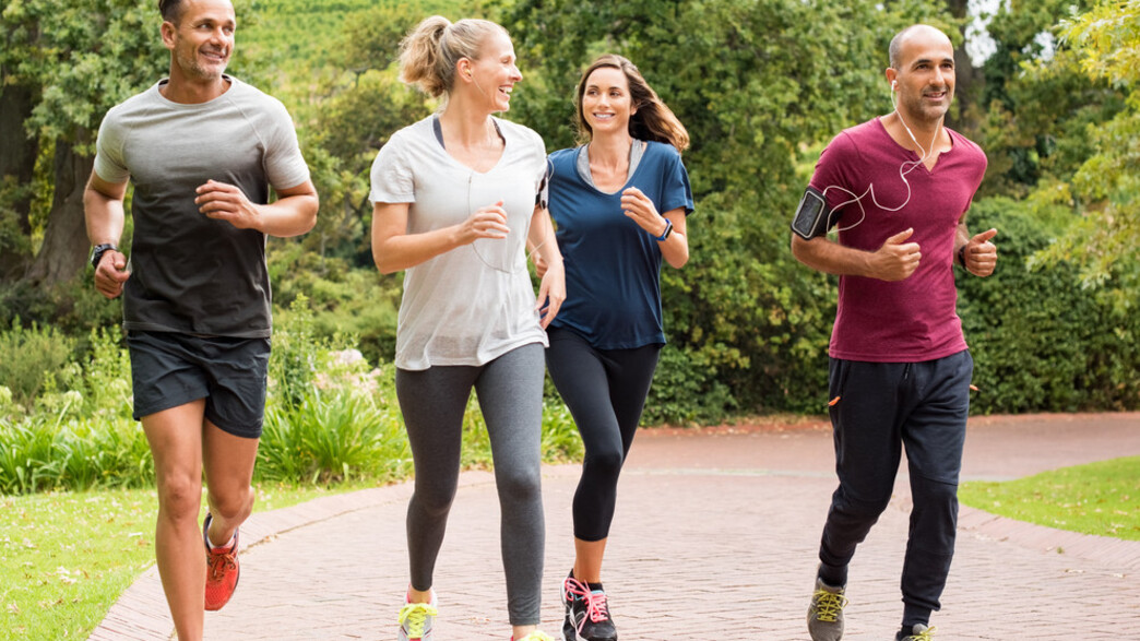 אנשים רצים ומחייכים 