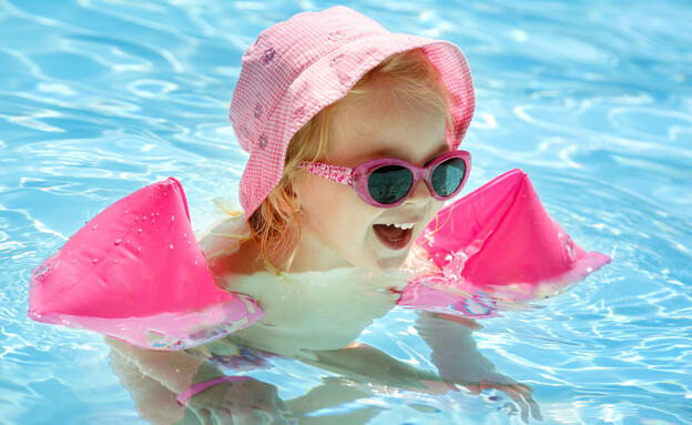 ילדה בבריכה (צילום: 123rf)