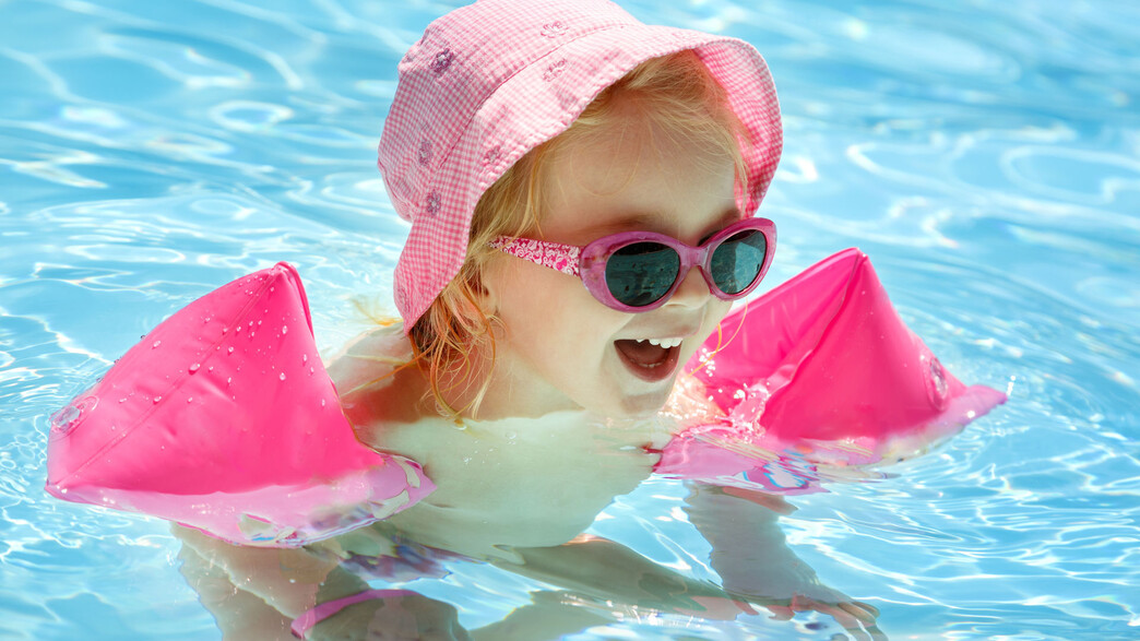 ילדה בבריכה