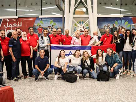 המשלחת הישראלית התקבלה בחגיגה (צילום: איגוד הכדורסל) (צילום: ספורט 5)