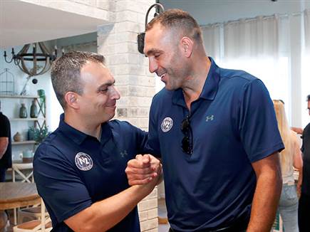 "אחזור לכדורסל בכובע כזה או אחר". דן (אלן שיבר)