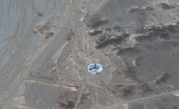היערכות לשיגור בבסיס החלל באיראן  (צילום: MAXAR, AP)