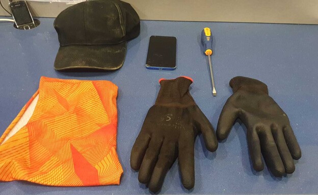 הכפפות וכלי הפריצה שהיו ברשות החשודים