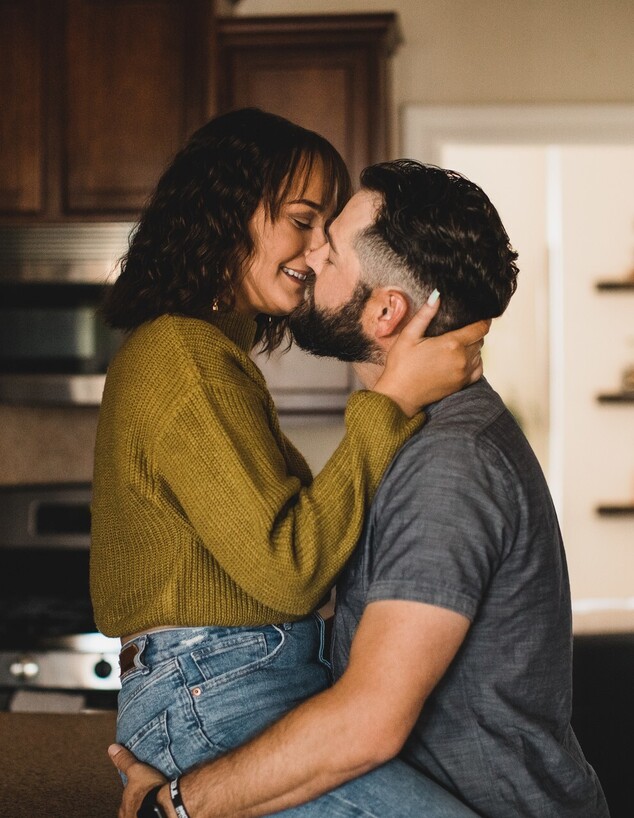 זוג מתנשק במטבח (אילוסטרציה: Katie Wallace, unsplash)