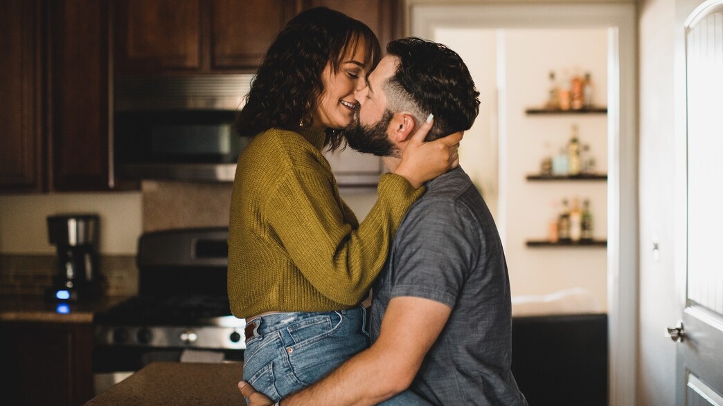 זוג מתנשק במטבח (אילוסטרציה: Katie Wallace, unsplash)