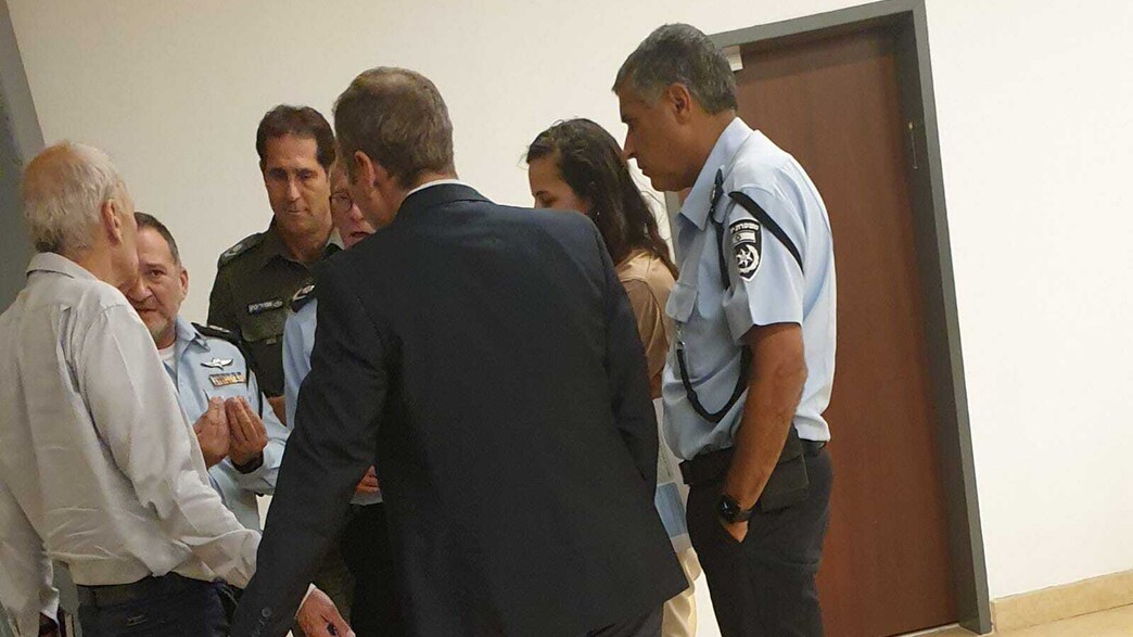 המפכ"ל והשר לביטחון הפנים מתווכחים במסדרון הכנסת המפכ"ל והשר לביטחון הפנים מתווכחים במסדרון הכנסת