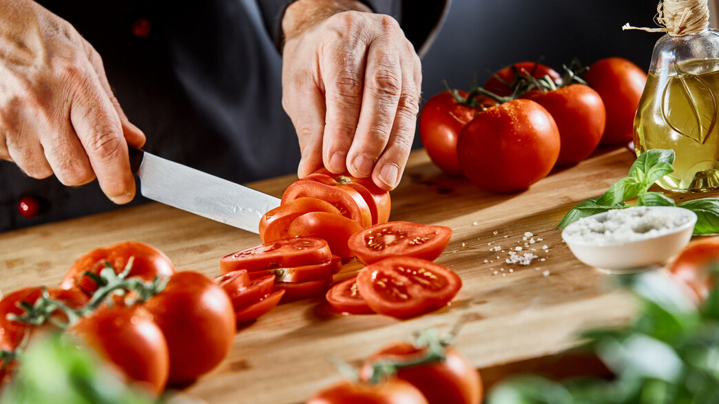 חיתוך עגבנייה, עגבניות, קרש חיתוך חיתוך עגבנייה, עגבניות, קרש חיתוך