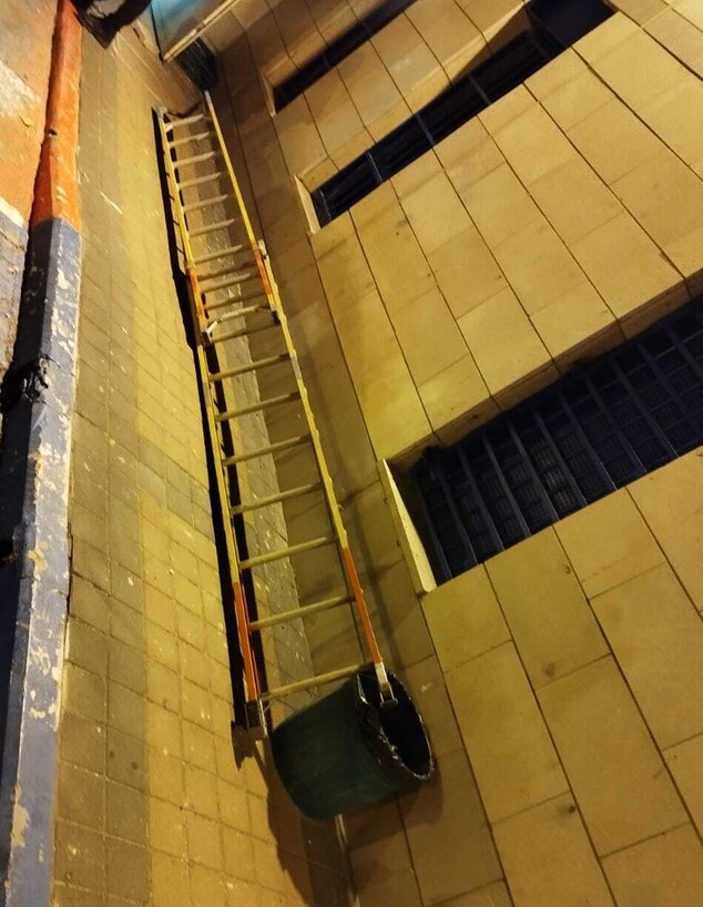 סולם שסייע לפורצים לטפס למרפסת של דירה נפל
