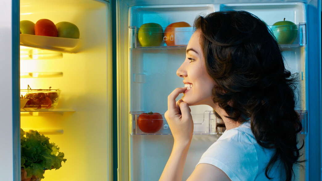אישה פותחת מקרר | אילוסטרציה אישה פותחת מקרר | אילוסטרציה
