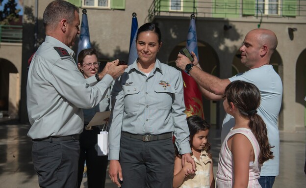 הרמטכ"ל, אביב כוכבי, העניק היום דרגת אלוף-משנה לרע (צילום: דובר צה"ל)