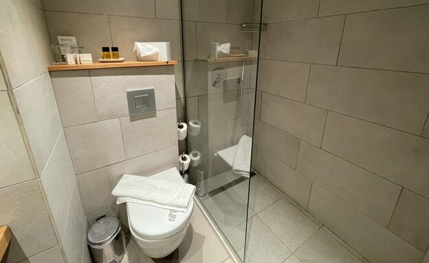 מקלחת מלון פרימה גליל (צילום: הילה בירנצויג)