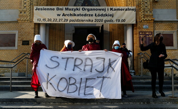 נשים מפגינות נגד ההגבלות על הפלה בלודז', פולין (צילום: רויטרס)