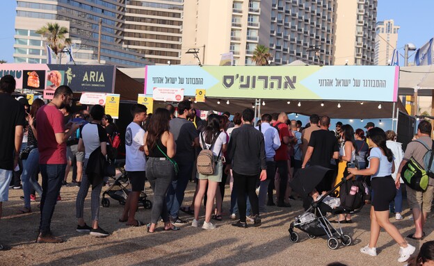 תור בפסטיבל האוכל בגן צ'רלס קלור בתל אביב (צילום: Vered Barequet, shutterstock)