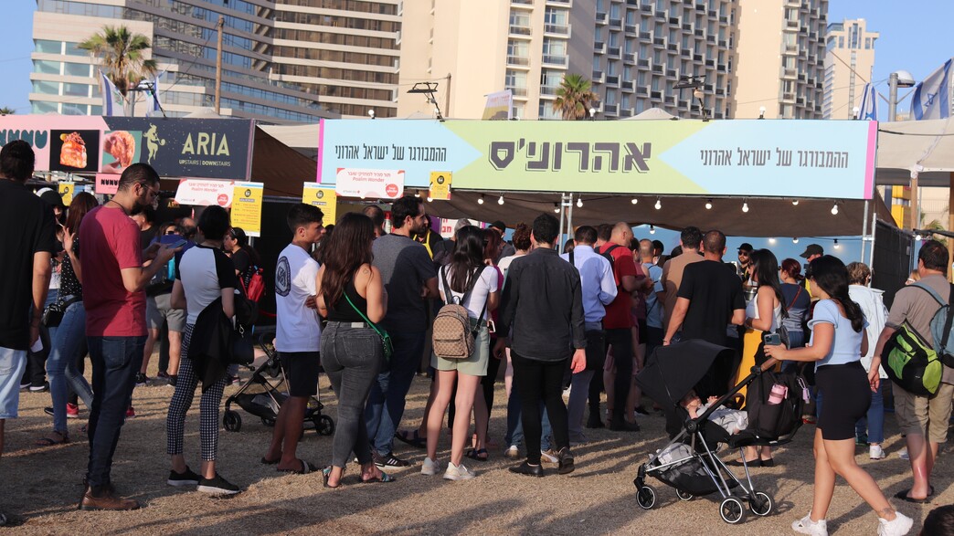 תור בפסטיבל האוכל בגן צ'רלס קלור בתל אביב (צילום: Vered Barequet, shutterstock)