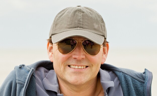 אדם מחייך עם כובע מצחיה, אילוסטרציה (צילום: shutterstock)