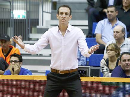 חוזר לקדמת הבמה. קטש (אלן שיבר)