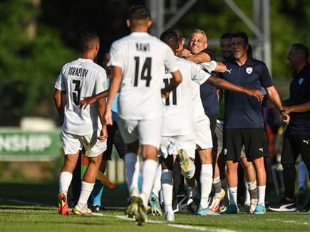 ורץ לחגוג עם המאמן שלו (UEFA)