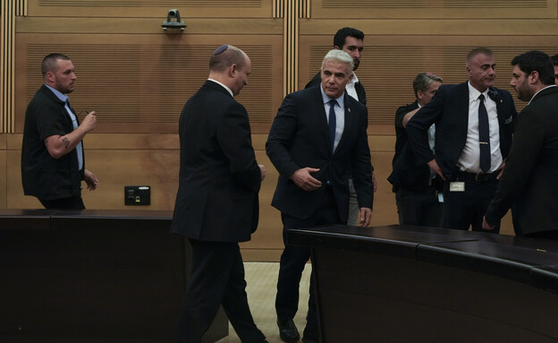 ראש הממשלה נפתלי בנט וראש הממשלה החליפי יאיר לפיד (צילום: AP)