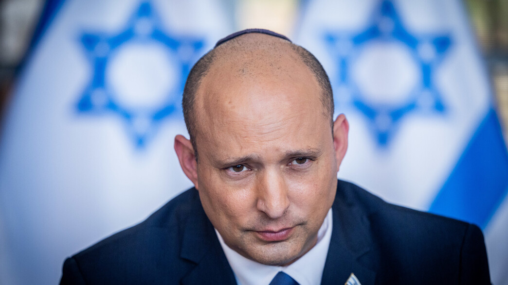 ראש הממשלה נפתלי בנט ודגל ישראל ראש הממשלה נפתלי בנט ודגל ישראל