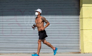 אדם רץ עם מסיכה בלוס אנג'לס (אילוסטרציה: John Dvorak, shutterstock)