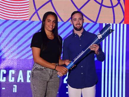 לינוי אשרם וארטיום דולגופיאט. ידליקו את הלפיד האולימפי (צילום: גלעד קוולרצ'יק)