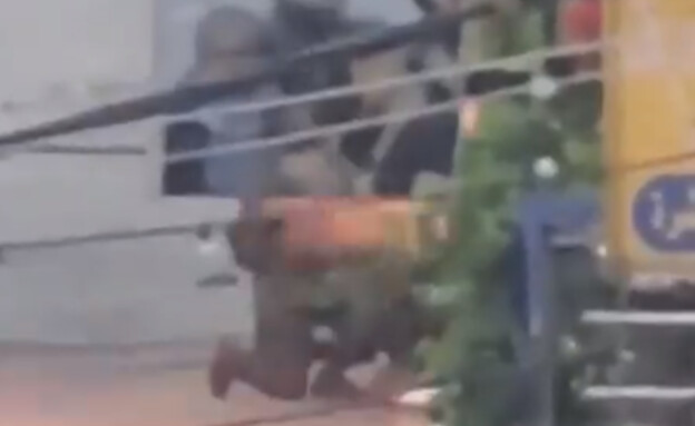 פיצוץ ליד חייל דובדבן (צילום: טוויטר)
