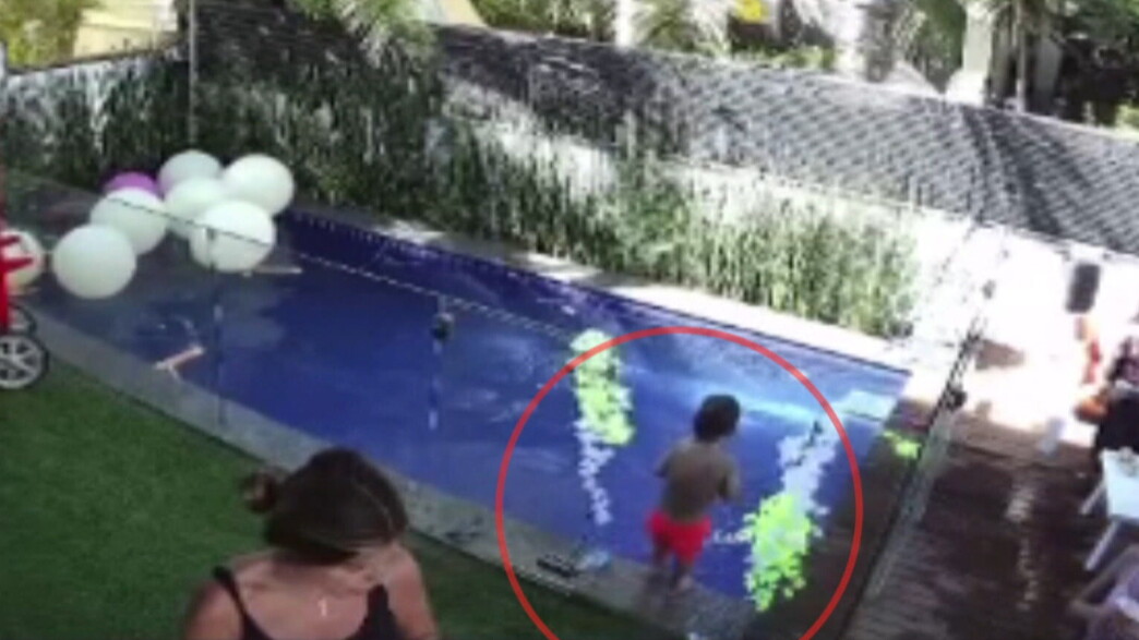 ילד בן שנתיים קפץ לבריכה - אביו הציל אותו ילד בן שנתיים קפץ לבריכה - אביו הציל אותו