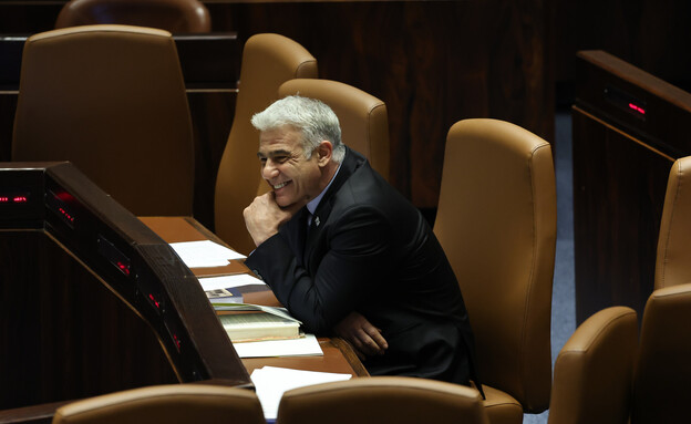Minister Yair Lapid in the Knesset (Photo: Yonatan Zindel, Flash 90)