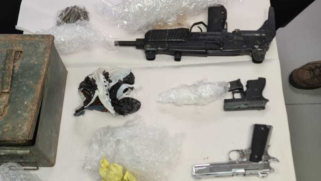 כלי הנשק שנתפסו בחדר של נער בן 16