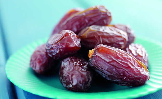 How does eating dates affect the body on a daily basis?