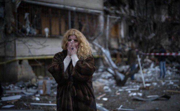 נטלי עומדת ליד ביתה ההרוס, אוקראינה (צילום: AP)