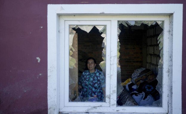 נסטיה עומדת בתוך ביתה ההרוס, אוקראינה (צילום: AP)