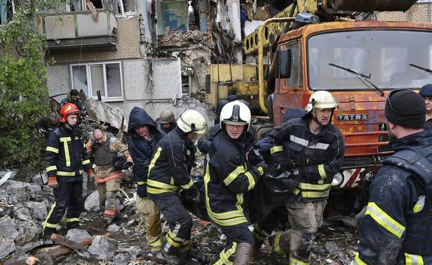 חילוץ גופה מבניין שנהרס, אוקראינה (צילום: AP)