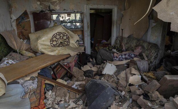 בית הרוס לאחר התקפת טילים, אוקראינה (צילום: AP)