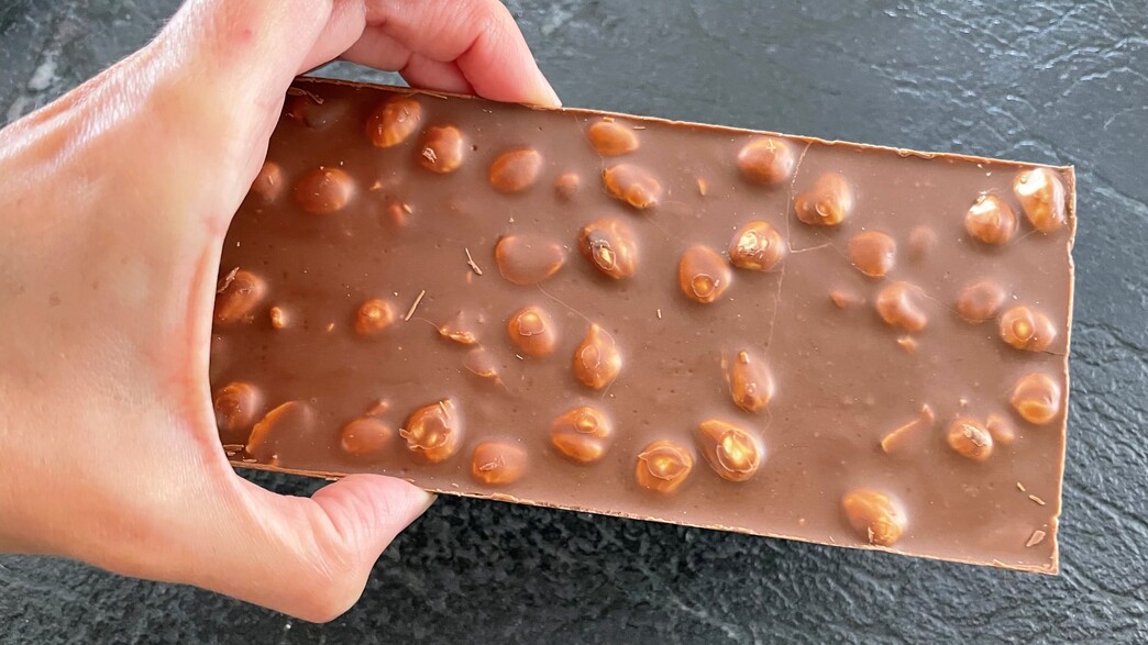 שוקולד חדש קארפור חלב אגוזי לוז 