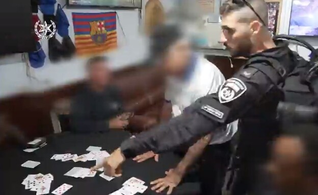 פשיטה משטרתית על מתחם הימורים בקריית מלאכי (צילום: דוברות המשטרה)