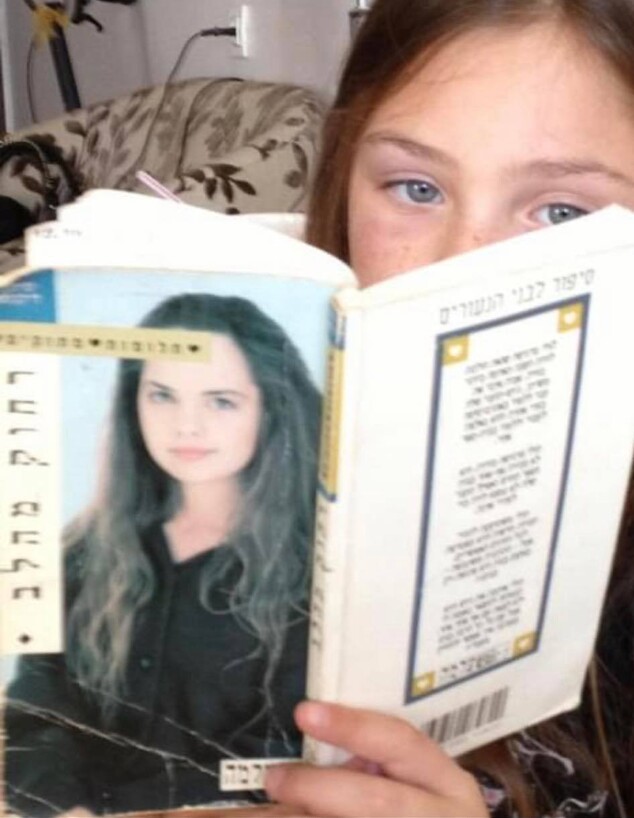 בתה של ליה קוראת את הספר (צילום: צילום פרטי)