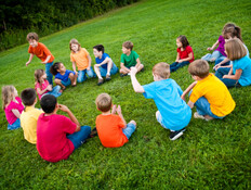 ילדים משחקים גולם במעגל (צילום: Shawn Gearhart, Istock)