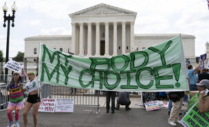 מחאה נגד הפסיקה על הפלות בארה"ב (צילום: AP)