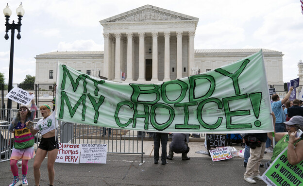 מחאה נגד הפסיקה על הפלות בארה"ב (צילום: AP)
