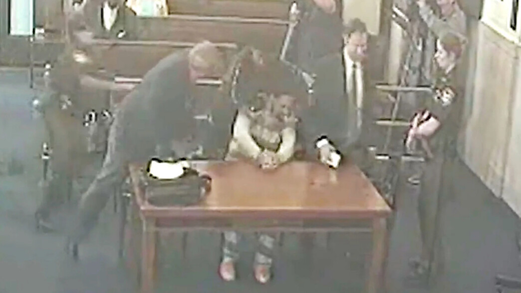 ארה"ב: במהלך הדיון - אב תקף את המואשם ברצח בנו