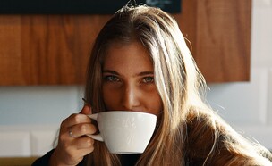 אישה צעירה שותה קפה (צילום:  Gian Cescon on Unsplash)