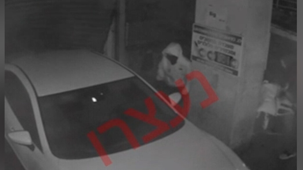 פורצים את תריס החנות עם המכונית פורצים את תריס החנות עם המכונית