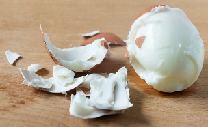קילוף של ביצה קשה יכול להיות סיפור לא נחמד (צילום: Olga Mazina, ShutterStock)