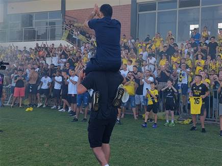 הורם על הכתפיים. אלמוג כהן